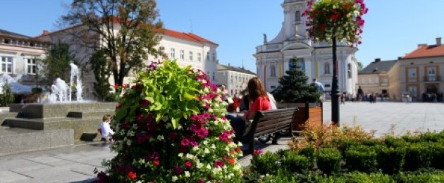 Kwiatowe dekoracje przy świątyniach – oprawa ważnych chwil